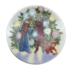 Hallmark 1987 “Light Shines At Christmas” Fine Porcelain Plate with Stand